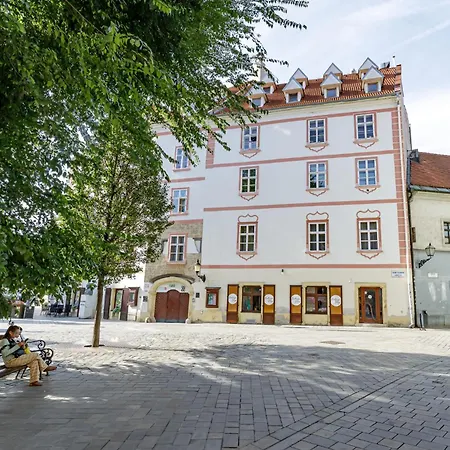 Prima - Spacious In The Main Square With Large Living *