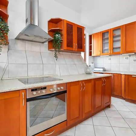 Prima - Spacious In The Main Square With Large Living *