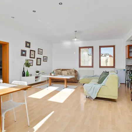 Prima - Spacious In The Main Square With Large Living *