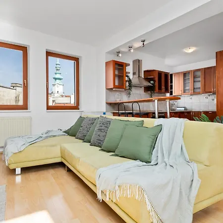Prima - Spacious In The Main Square With Large Living